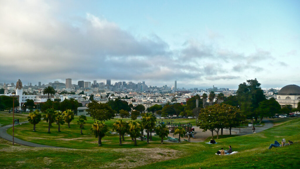 Mission Dolores Park med San Francisco city i bakgrunden.